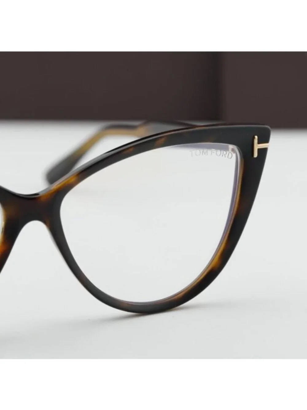 Tom Ford model ft5843